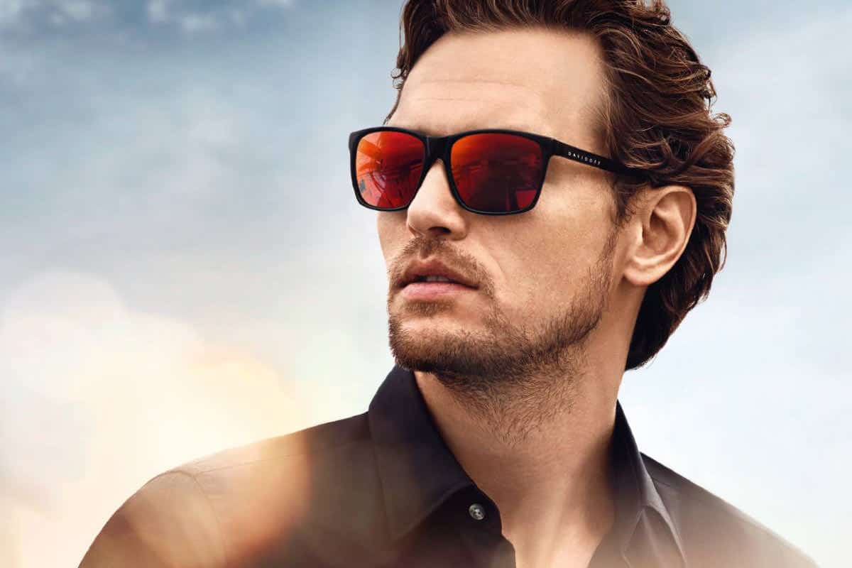 Мужчина модель в солнцезащитных очках